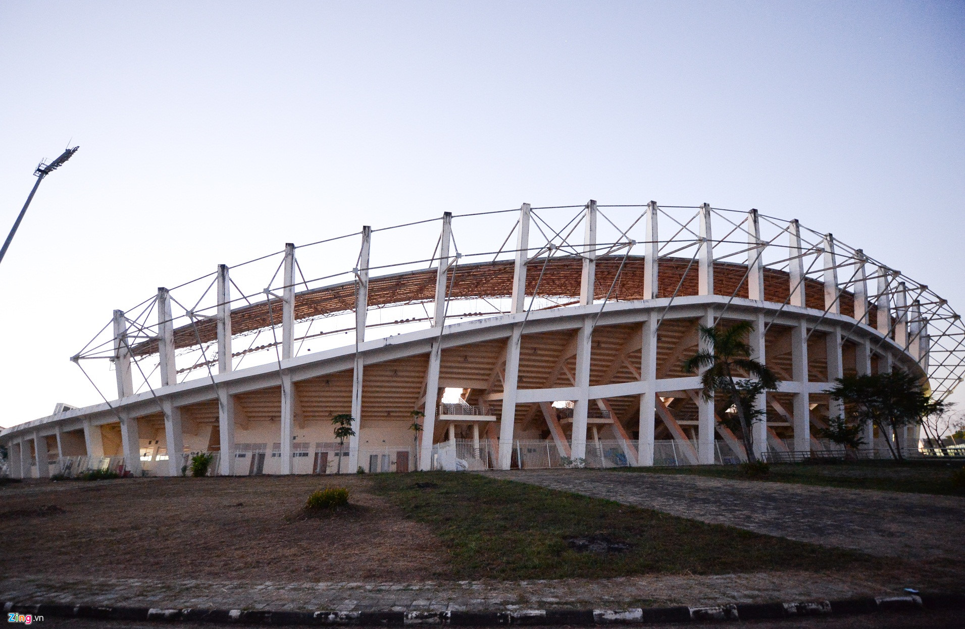 Video ảnh: Sân vận động trận Lào - Việt Nam nhếch nhác sát ngày thi đấu