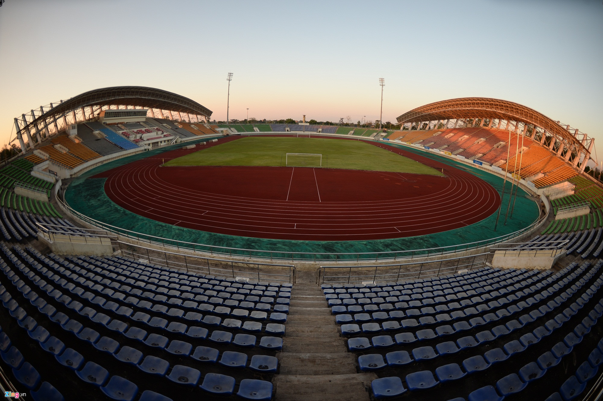 Video ảnh: Sân vận động trận Lào - Việt Nam nhếch nhác sát ngày thi đấu