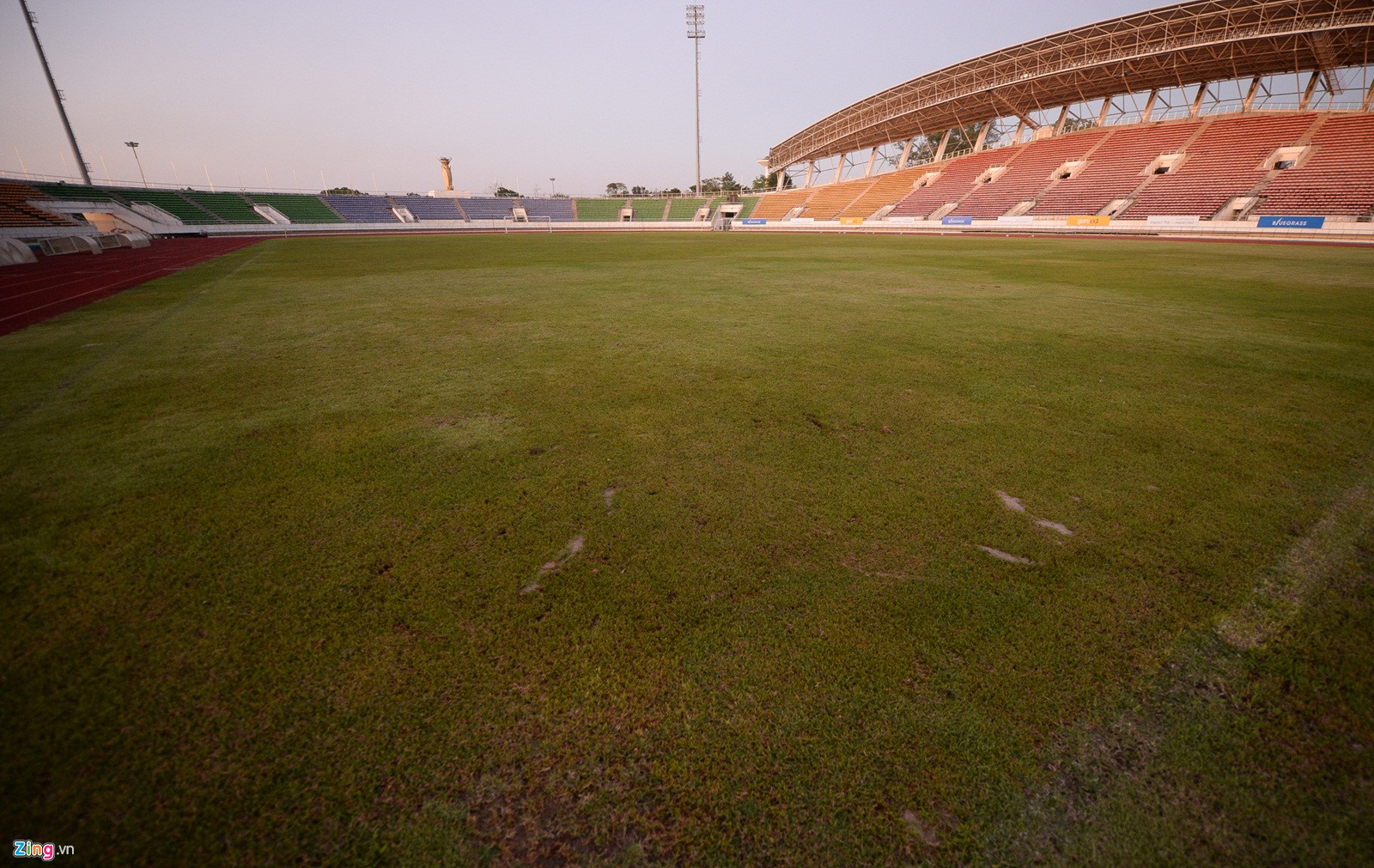 Video ảnh: Sân vận động trận Lào - Việt Nam nhếch nhác sát ngày thi đấu