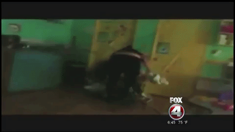 Không an tâm khi gửi con 6 tháng tuổi, bố gắn camera vào ghế ngồi, phát hiện điều đau lòng