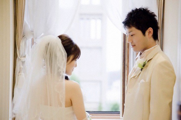 Đêm tân hôn, tôi ăn trọn cái tát của mẹ chồng trong khi vẫn bất ngờ vì chồng thiếu gia nằm quằn quại đau đớn