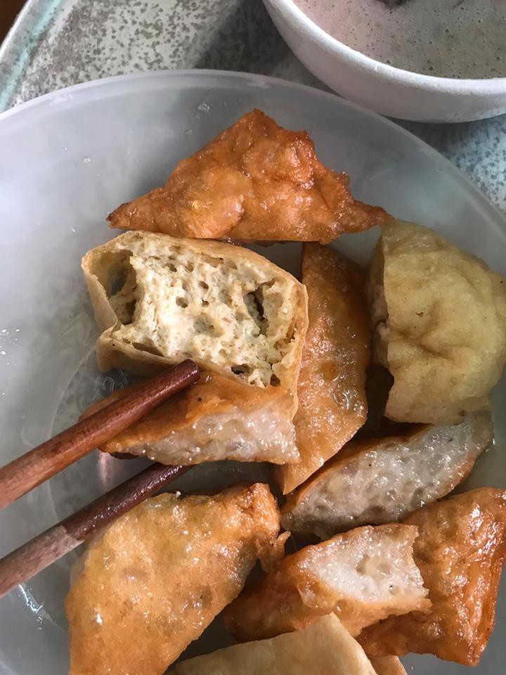 Cô gái ấm ức mất 60 nghìn ăn suất bún đậu phố cổ vừa bẩn vừa dở, dân mạng chỉ soi lớp măng dưới đĩa