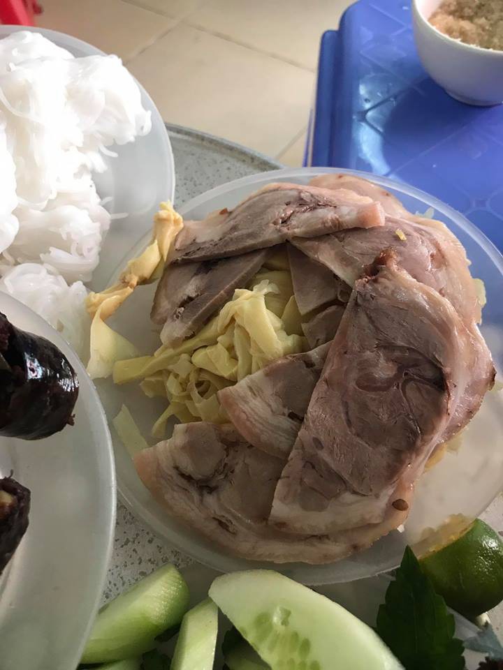 Cô gái ấm ức mất 60 nghìn ăn suất bún đậu phố cổ vừa bẩn vừa dở, dân mạng chỉ soi lớp măng dưới đĩa