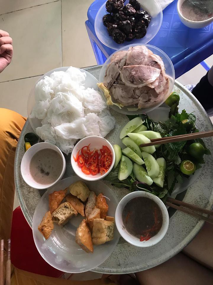 Cô gái ấm ức mất 60 nghìn ăn suất bún đậu phố cổ vừa bẩn vừa dở, dân mạng chỉ soi lớp măng dưới đĩa