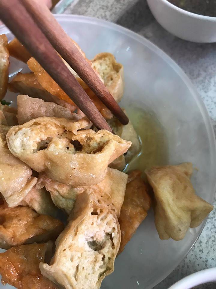 Cô gái ấm ức mất 60 nghìn ăn suất bún đậu phố cổ vừa bẩn vừa dở, dân mạng chỉ soi lớp măng dưới đĩa