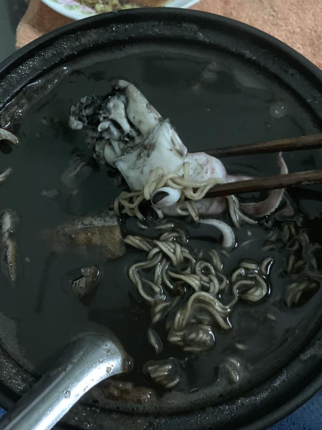 Sốc với bát mì đen phiên bản Việt của anh chàng đảm đang, nhưng ai cũng tò mò về điều này Sốc với bát mì đen phiên bản Việt của anh chàng đảm đang, nhưng ai cũng tò mò về điều này