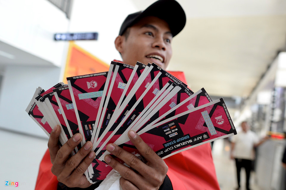 Video - Ảnh: Nữ CĐV ở Lào tặng đồ ăn cho học trò ông Park Hang-seo