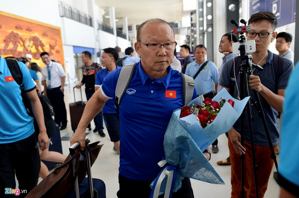 Video - Ảnh: Nữ CĐV ở Lào tặng đồ ăn cho học trò ông Park Hang-seo