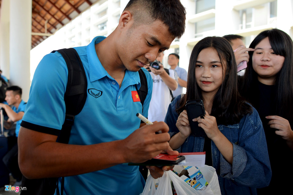 Video - Ảnh: Nữ CĐV ở Lào tặng đồ ăn cho học trò ông Park Hang-seo
