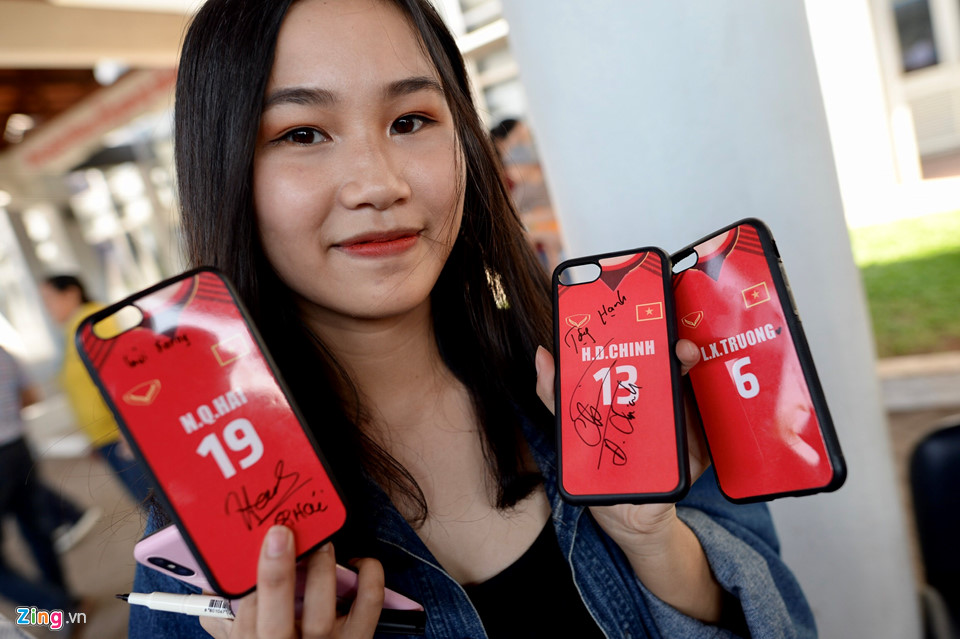 Video - Ảnh: Nữ CĐV ở Lào tặng đồ ăn cho học trò ông Park Hang-seo