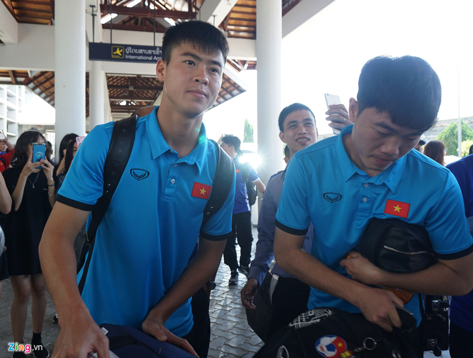 Video - Ảnh: Nữ CĐV ở Lào tặng đồ ăn cho học trò ông Park Hang-seo