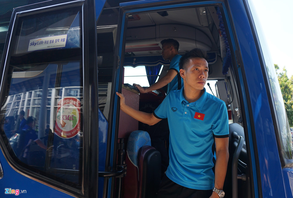 Video - Ảnh: Nữ CĐV ở Lào tặng đồ ăn cho học trò ông Park Hang-seo