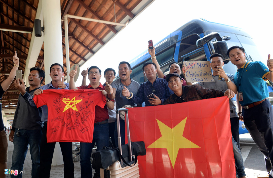 Video - Ảnh: Nữ CĐV ở Lào tặng đồ ăn cho học trò ông Park Hang-seo