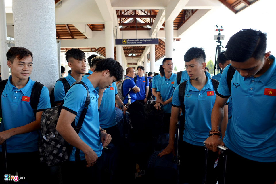 Video - Ảnh: Nữ CĐV ở Lào tặng đồ ăn cho học trò ông Park Hang-seo