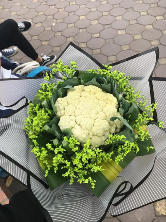 Hoa súp lơ 10K/bó mùa kỷ yếu: Chụp ảnh xong đem về xào với thịt bò, vừa độc đáo lại tiết kiệm