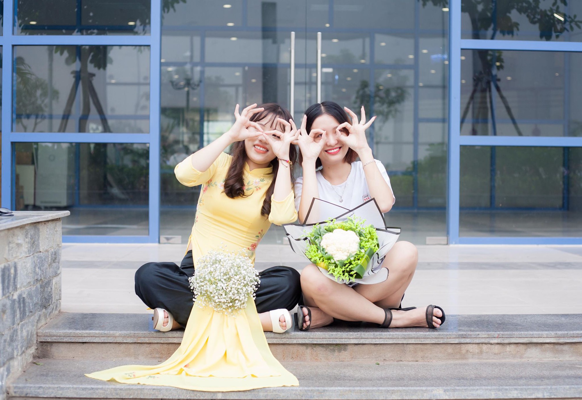 Hoa súp lơ 10K/bó mùa kỷ yếu: Chụp ảnh xong đem về xào với thịt bò, vừa độc đáo lại tiết kiệm