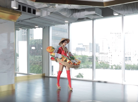 Chê H’Hen Niê catwalk xấu và không có tâm, Lệ Hằng bị khán giả ném đá dữ dội