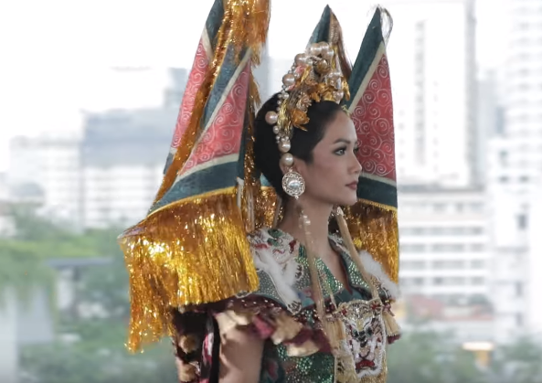 Chê H’Hen Niê catwalk xấu và không có tâm, Lệ Hằng bị khán giả ném đá dữ dội