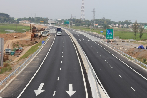 Sụt lún ở nút giao cao tốc 34.000 tỷ với đường xuống cảng Dung Quất