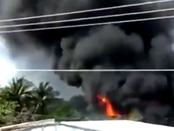 Người dân tháo chạy khi kho vật liệu ở Cà Mau cháy ngùn ngụt