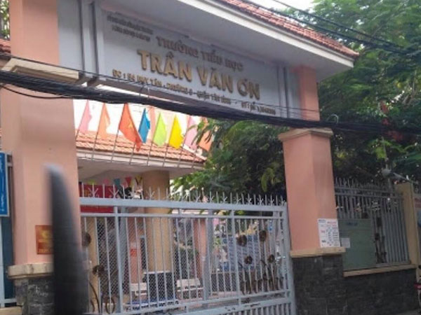 Cô giáo tiểu học bắt học sinh tự tát 32 cái