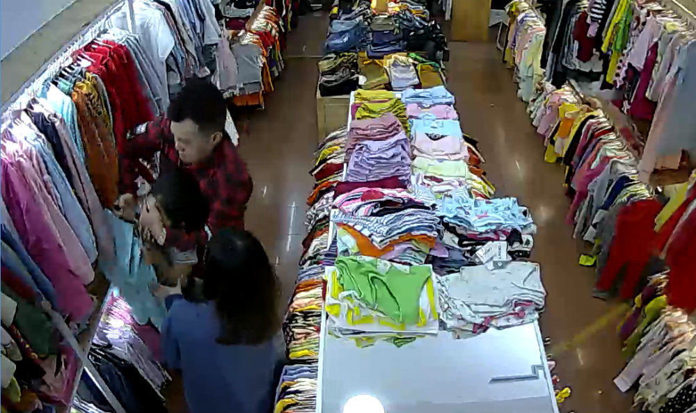 Đôi tình nhân đâm tới tấp nhân viên bán quần áo sắp hầu tòa