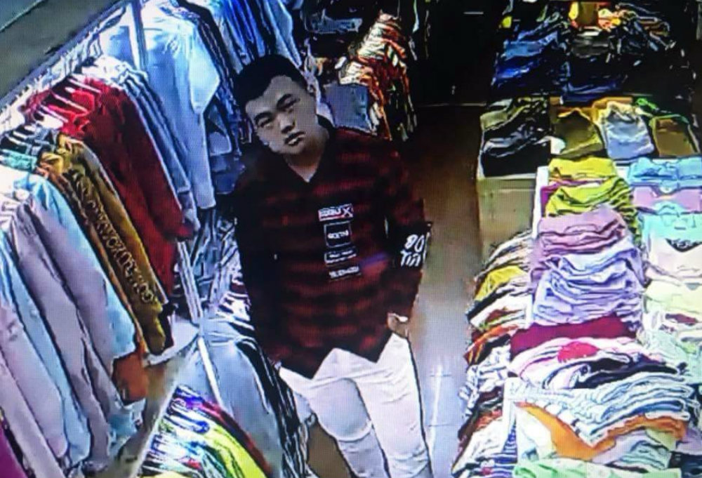 Đôi tình nhân đâm tới tấp nhân viên bán quần áo sắp hầu tòa