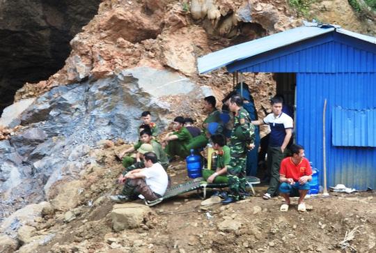 2 phu vàng mắc kẹt trong hang: Tạm giữ hình sự chủ mỏ vàng