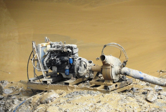 2 phu vàng mắc kẹt trong hang: Tạm giữ hình sự chủ mỏ vàng