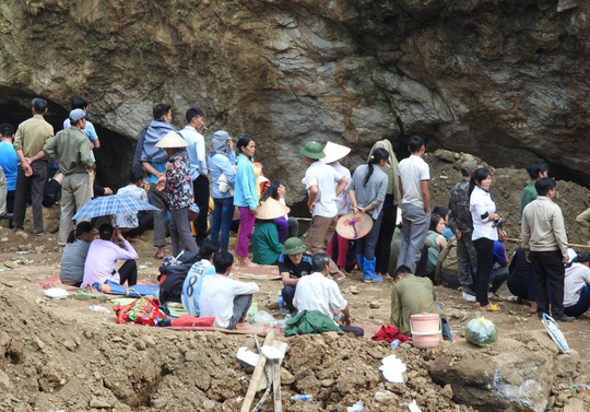 2 phu vàng mắc kẹt trong hang: Tạm giữ hình sự chủ mỏ vàng