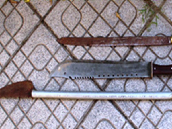 8 thanh, thiếu niên mang dao kiếm truy sát 2 người nhập viện