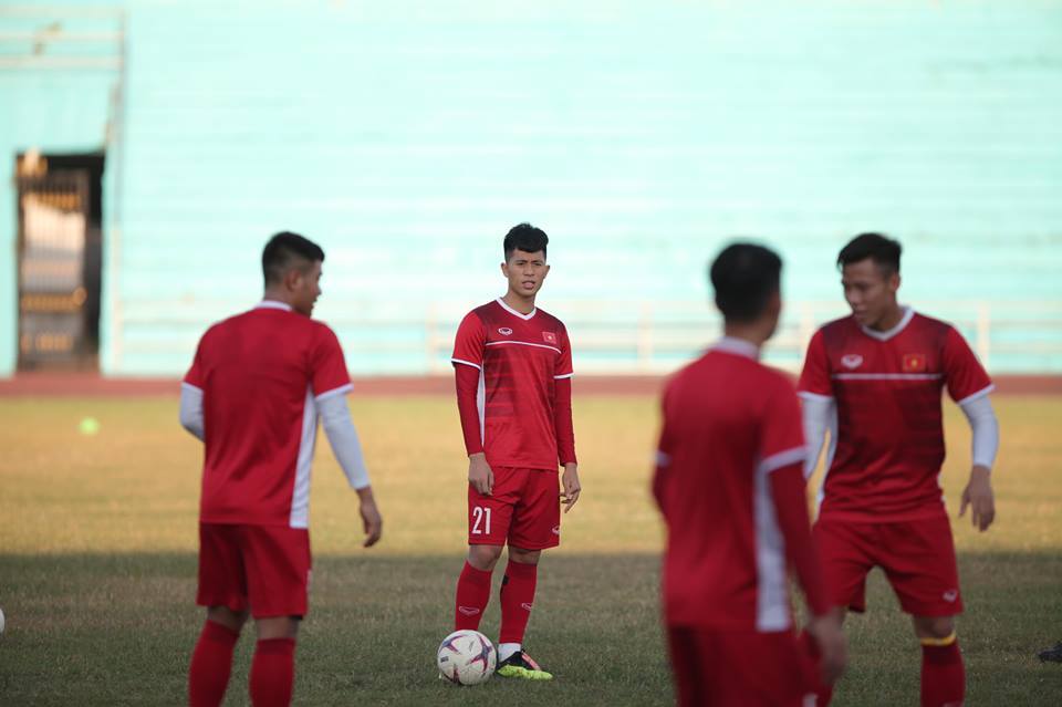 Sân tập cứng như bê tông, tuyển thủ Việt Nam than trời