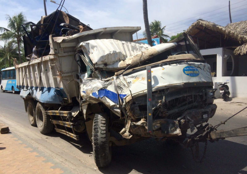 Xe ben lao vào resort tông 2 xe jeep, đè nát chân người dân