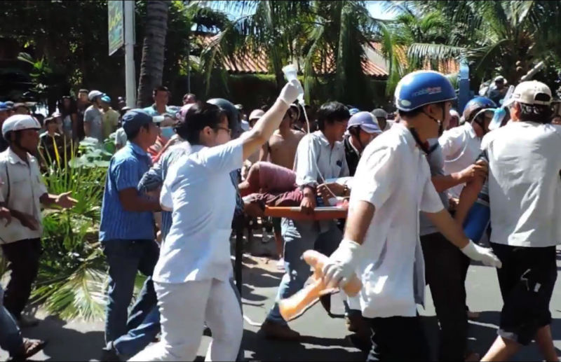 Xe ben lao vào resort tông 2 xe jeep, đè nát chân người dân