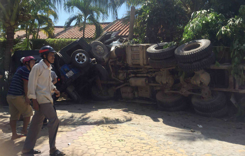 Xe ben lao vào resort tông 2 xe jeep, đè nát chân người dân