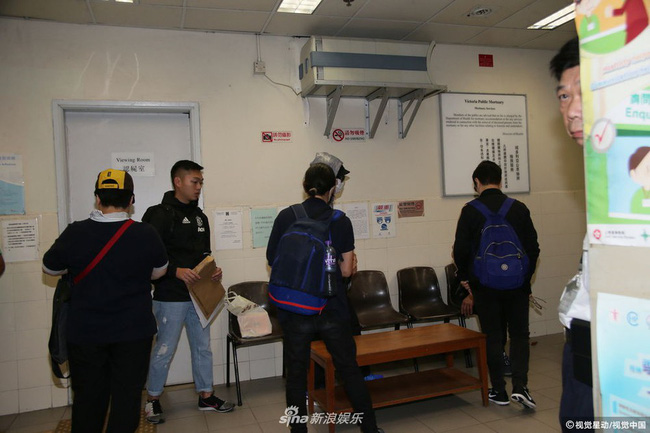 Chị gái Lam Khiết Anh khóc ngất, phải có người dìu đi, anh trai tiều tụy sau khi nhận thi thể em gái