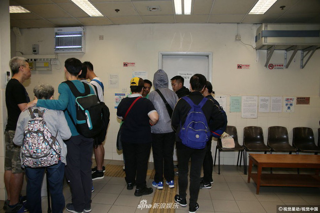 Chị gái Lam Khiết Anh khóc ngất, phải có người dìu đi, anh trai tiều tụy sau khi nhận thi thể em gái