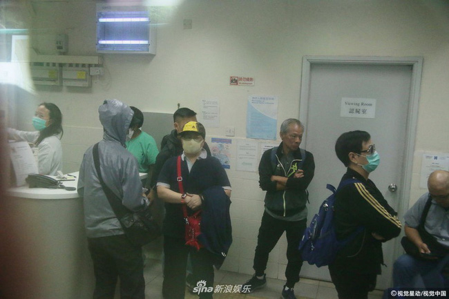 Chị gái Lam Khiết Anh khóc ngất, phải có người dìu đi, anh trai tiều tụy sau khi nhận thi thể em gái