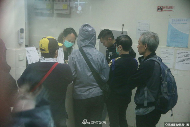 Chị gái Lam Khiết Anh khóc ngất, phải có người dìu đi, anh trai tiều tụy sau khi nhận thi thể em gái