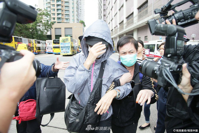 Chị gái Lam Khiết Anh khóc ngất, phải có người dìu đi, anh trai tiều tụy sau khi nhận thi thể em gái