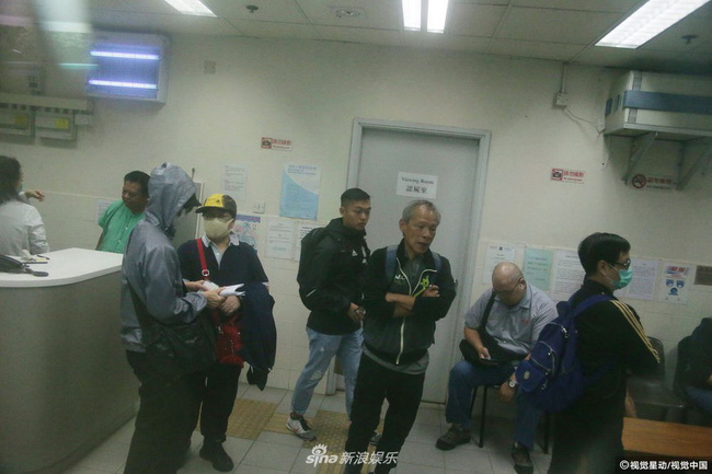 Chị gái Lam Khiết Anh khóc ngất, phải có người dìu đi, anh trai tiều tụy sau khi nhận thi thể em gái