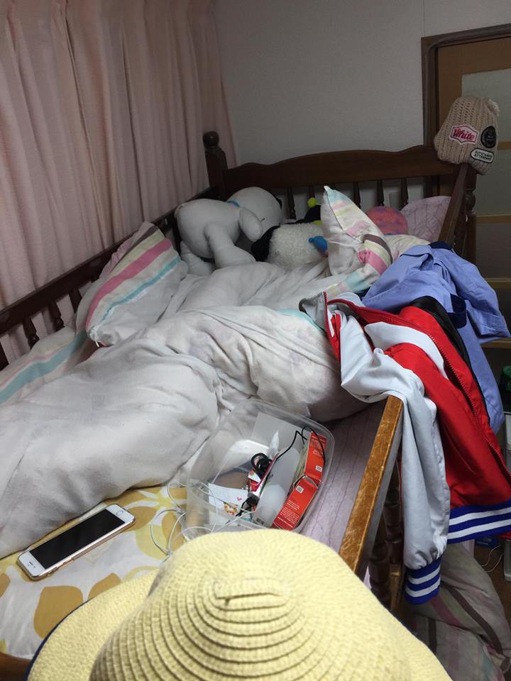 Nỗi khiếp đảm mang tên bạn cùng phòng đẹp trai ở bẩn: Quần áo không bao giờ giặt, ra ngoài xịt nước hoa thơm lừng