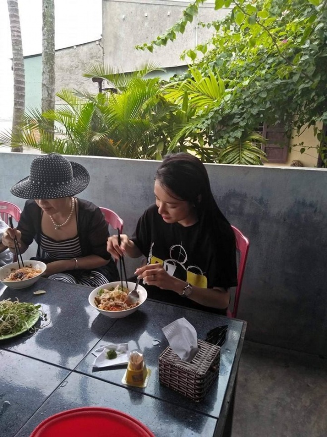 Nhã Phương - Trường Giang lại diện đồ đôi, khăn gói về quê nam danh hài ăn giỗ