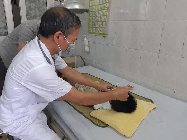 Sau cơn sốt nhẹ, mẹ bàng hoàng phát hiện cánh tay con trai 1 tuổi bị liệt hoàn toàn