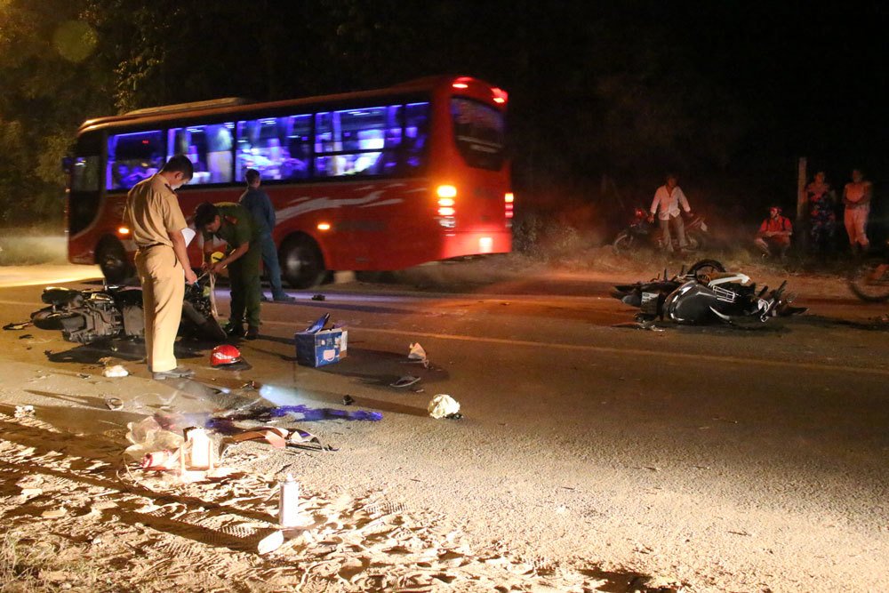 2 xe máy đối đầu trong đêm, một người tử vong