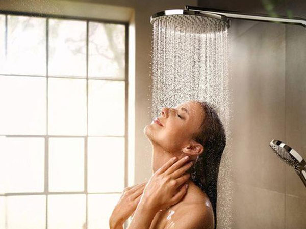 Mắc bệnh nguy hiểm vì… tắm vòi sen