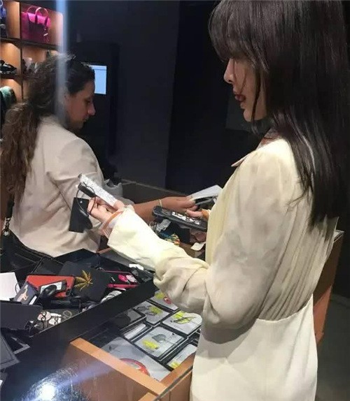 Tần Lam bị bạn thân bóc mẽ chuyên mua mỹ phẩm rẻ tiền, tiết kiệm quá mức