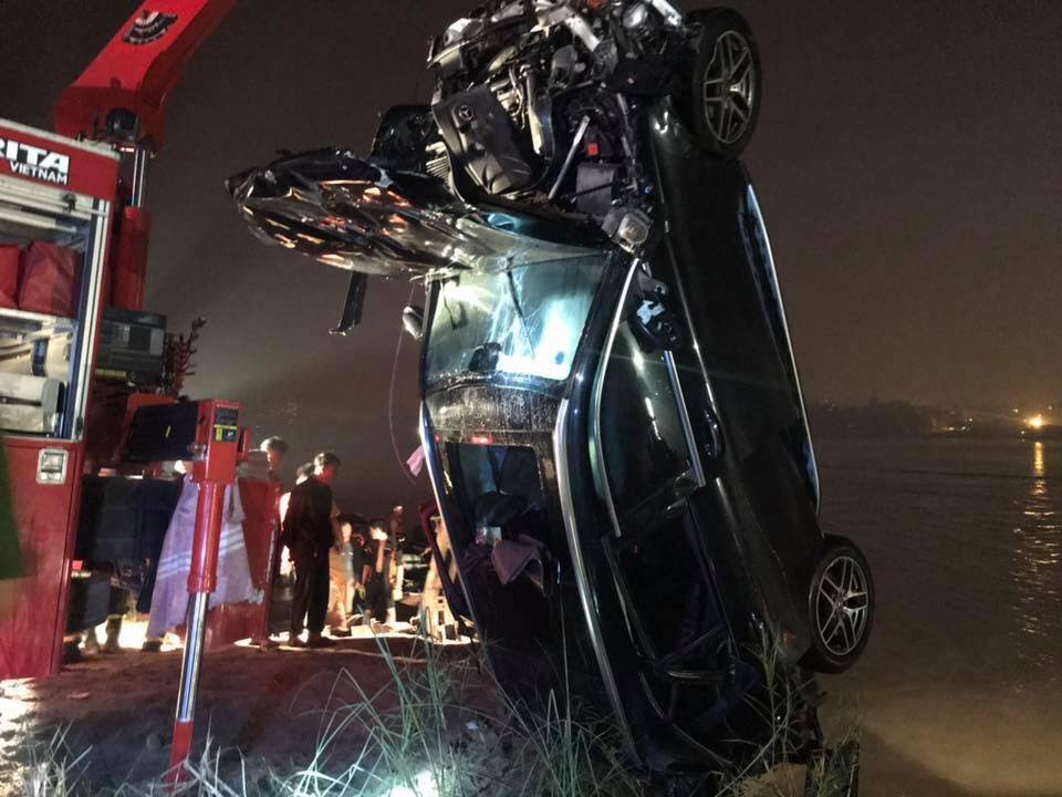 Từ vụ ô tô lao xuống sông Hồng: Những kỹ năng thoát hiểm dưới nước tài xế cần biết