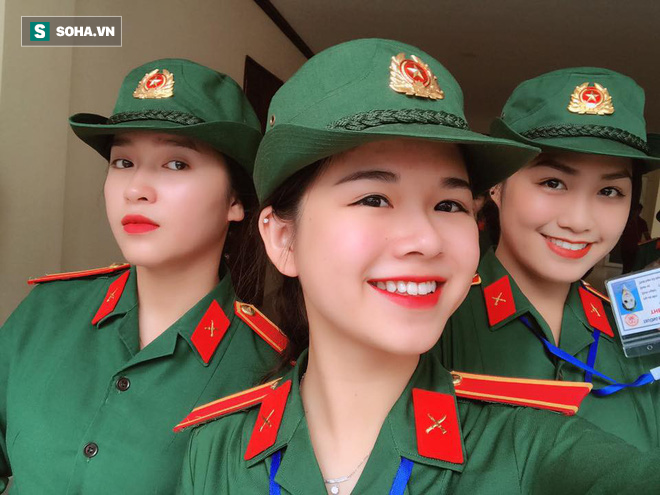 Cô gái mặc quân phục gây sốt MXH: Tôi là văn công, đương nhiên cần chăm chút vẻ bề ngoài