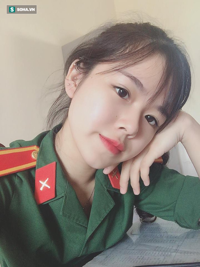 Cô gái mặc quân phục gây sốt MXH: Tôi là văn công, đương nhiên cần chăm chút vẻ bề ngoài